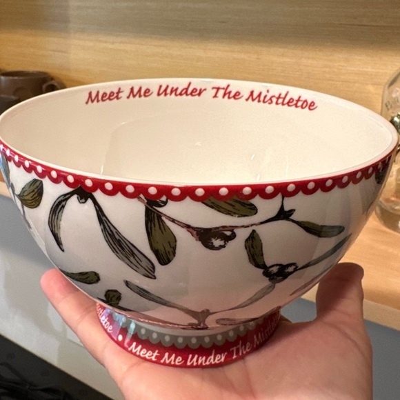 Large Porcelain Christmas Bowl "Meet me Under The Mistletoe" - Picture 3 of 5